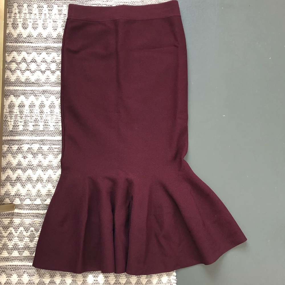 NWOT Eva Mendes Burgundy trumpet skirt